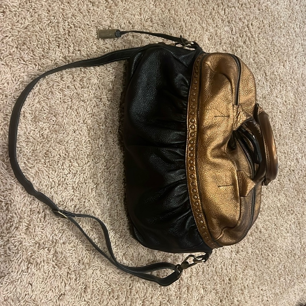ÍO Pelle ITALIA BRONZE AND BLACK PURSE